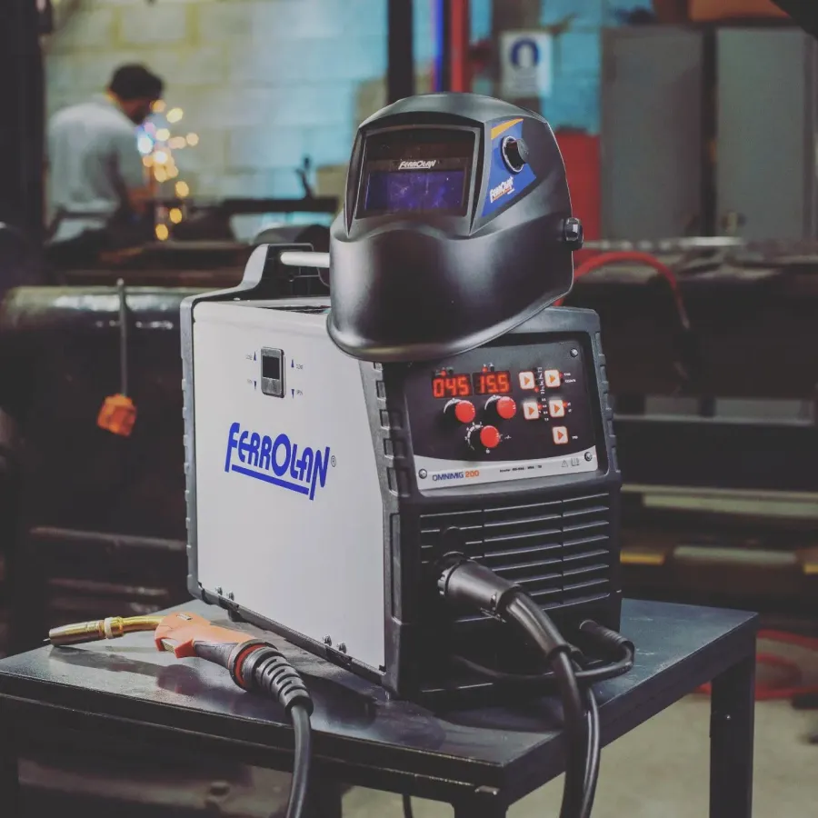 Equipo de soldadura MIG en el taller de Service Weld