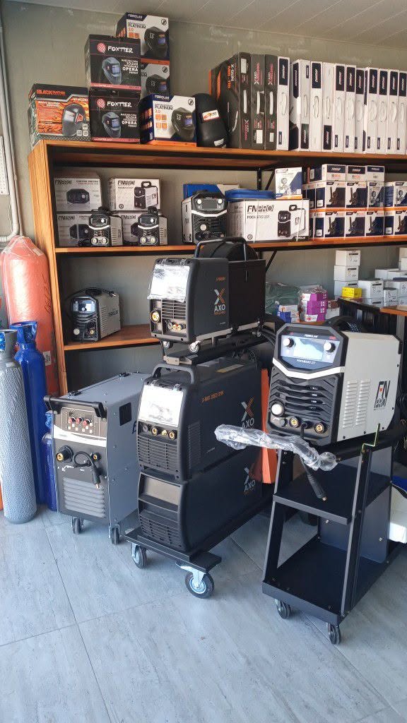 Equipos de soldadura e insumos en el local de Service Weld