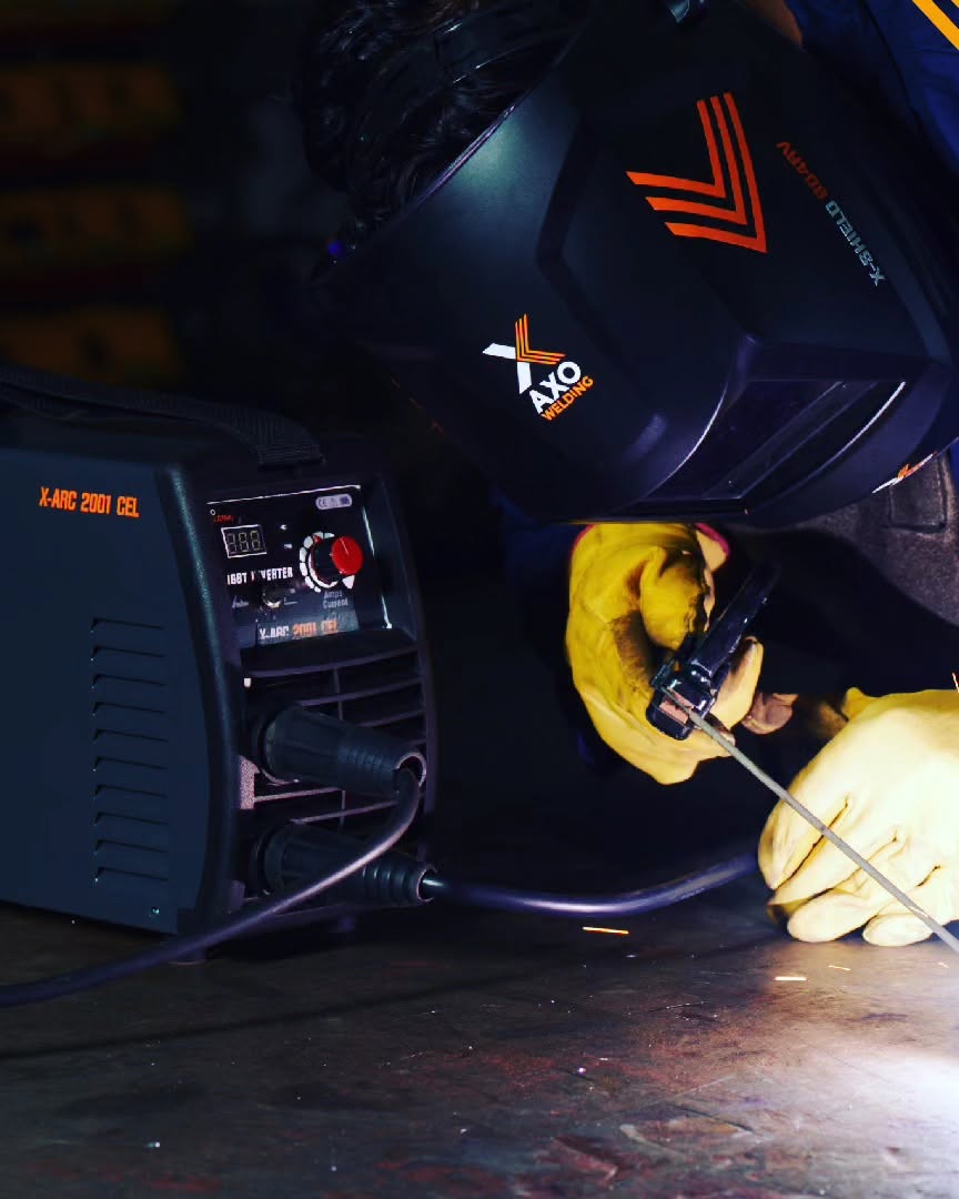 Soldadura en proceso con equipo inverter y protección en el taller